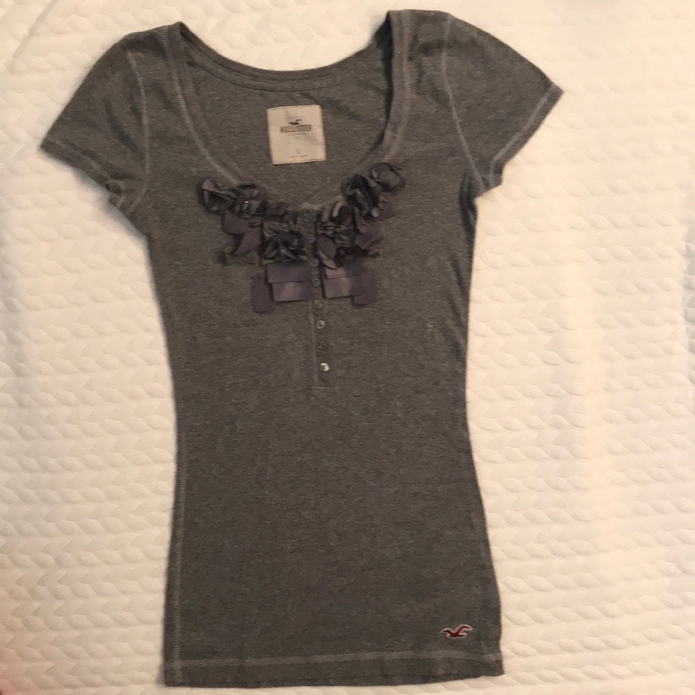 Hollister buttoned tee Small